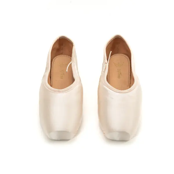 So Danca Alina II, pointe shoes with a longer U cut box 