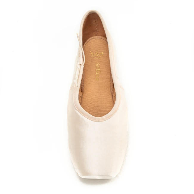 So Danca Alina II, pointe shoes with a longer U cut box So Danca Alina II, pointe shoes with a longer U cut box