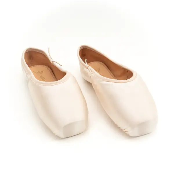 So Danca Alina II, pointe shoes with a longer U cut box 